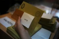 Den turkiska oppositionen anser att beslutet att godkänna valsedlar som lagts i kuvert utan officiella stämplar bryter mot lagen, och har fått medhåll av utländska bedömare. 