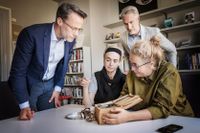 Mimmi och Emelie van der Vliet lämnar över en radio till det nya Förintelsemuseet. Överlämningen bevittnas av Johan Landgren och Erik Broberg på Forum för levande historia.