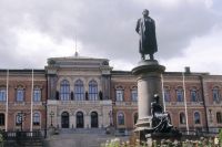 Erik Gustaf Geijer står staty framför Uppsala universitet.