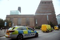 Utryckningsfordon utanför Tate Modern i London, där en sexårig pojke skadades allvarligt på söndagen.