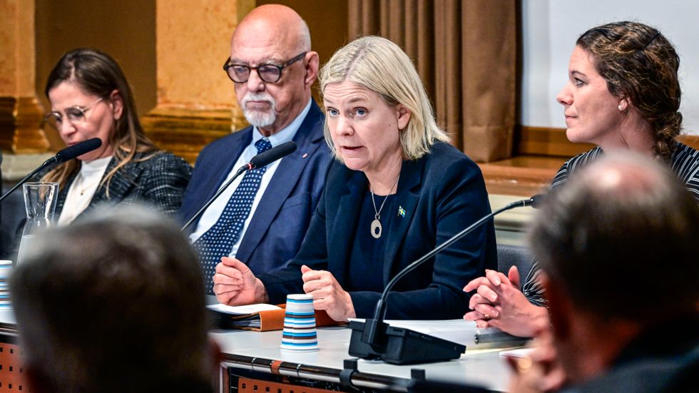 EU-minister Hans Dahlgren (S), statsminister Magdalena Andersson och statssekreterare Paula Carvalho Olovsson i EU-nämnden.