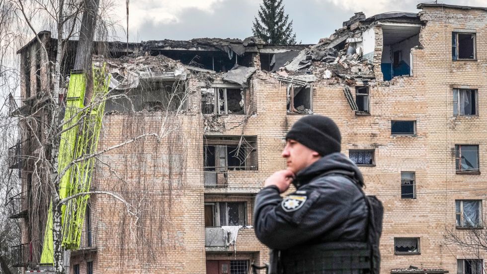 Minst fyra personer dödades i en drönarattack strax utanför Kiev under tisdagsmorgonen.