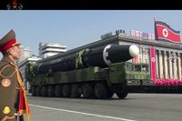 Enligt uppgifter i The Washington Post kan Nordkorea vara i färd med att utveckla nya interkontinentala ballistiska robotar. Här en bild från en militärparad tidigare i år. Arkivbild.