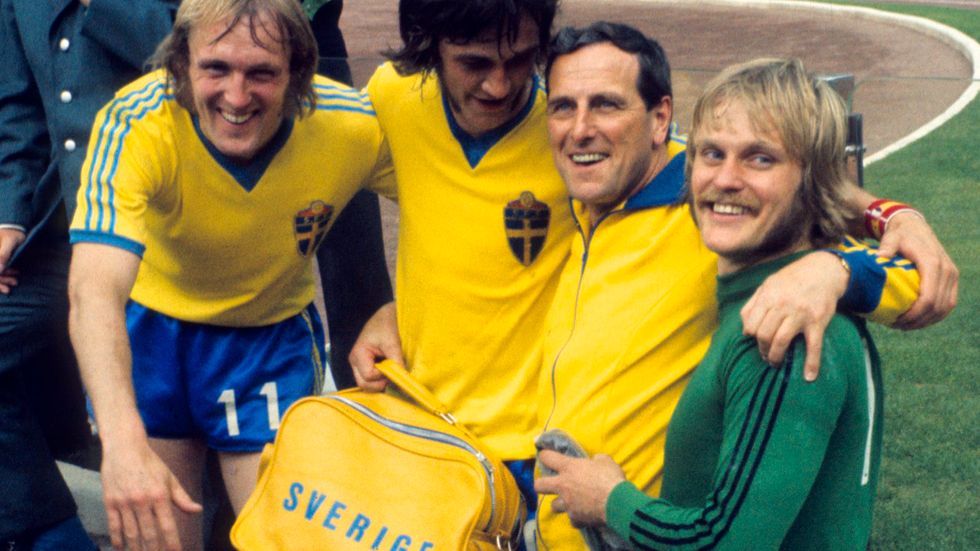Roland Sandberg, Ralf Edström, Georg "Åby" Ericson och Ronnie Hellström efter VM-matchen mot Ungern, 1974. Arkivbild.