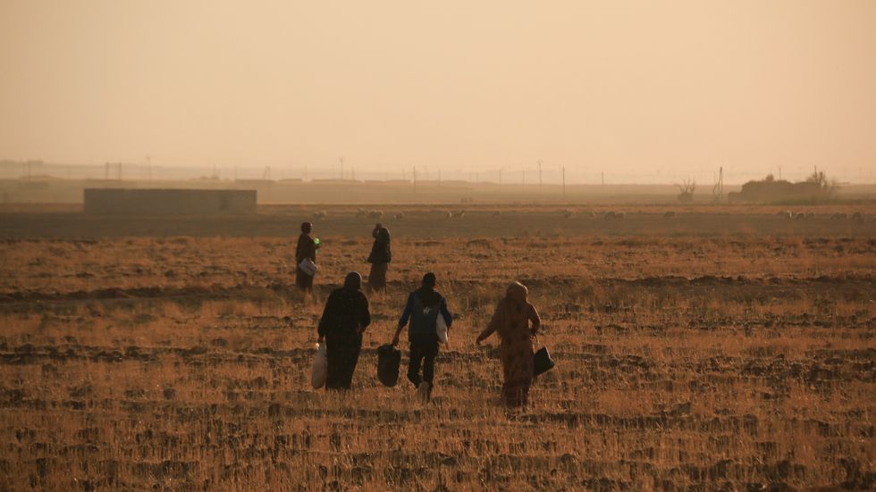 Människor flyr Ras al-Ayn inför turkiets offensiv mot området för en dryg vecka sedan.