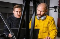 Redaktör Adam Svanell och producent Daniel Persson Mora jobbar med SvD-podden Blenda.