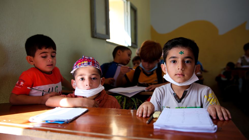 Barn i Idlib i Syrien som i september fick återgå till skolan. Artikelförfattarna varnar för att vår bild av kriget styrs av pr-byråer. 