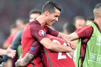 Portugals Cristiano Ronaldo firar med lagkamraten Ricardo Quaresma efter att ha gått vidare till semifinal på straffar mot Polen.