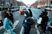 Smittspridningen av coronaviruset har ökat markant i Frankrike under de senaste dygnen. På bilden syns invånare som korsar paradgatan Champs-Élysées i Paris.