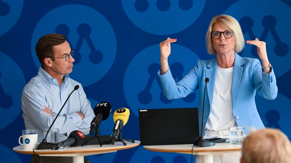 Moderaternas partiledare Ulf Kristersson och ekonomiskpolitiska talespersonen Elisabeth Svantesson vill se ett högkostnadsskydd för hushållens elräkningar.