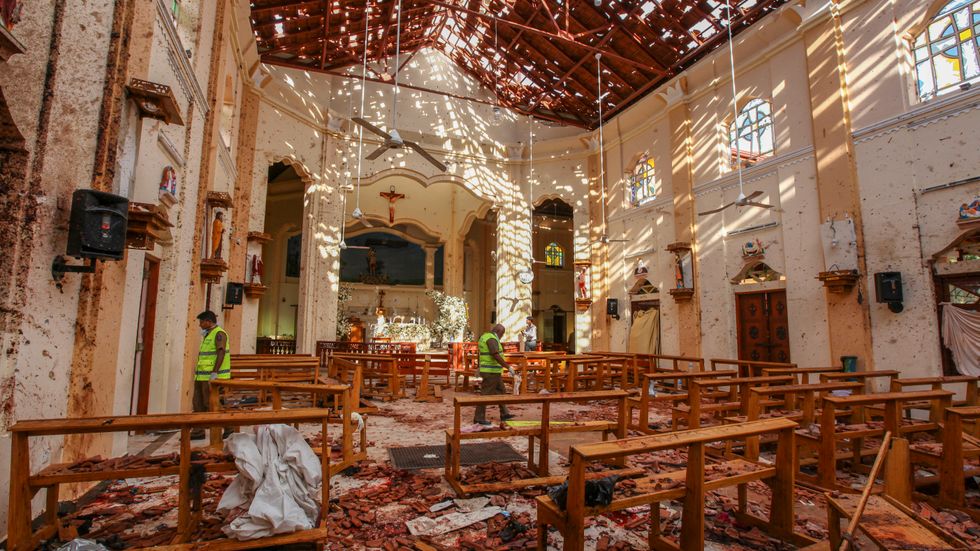 Förödelsen i St. Sebastian's Church, norr om Colombo, i Sri Lanka. Under söndagen blev mer än hundra människor dödade här, och hundratals skadade.