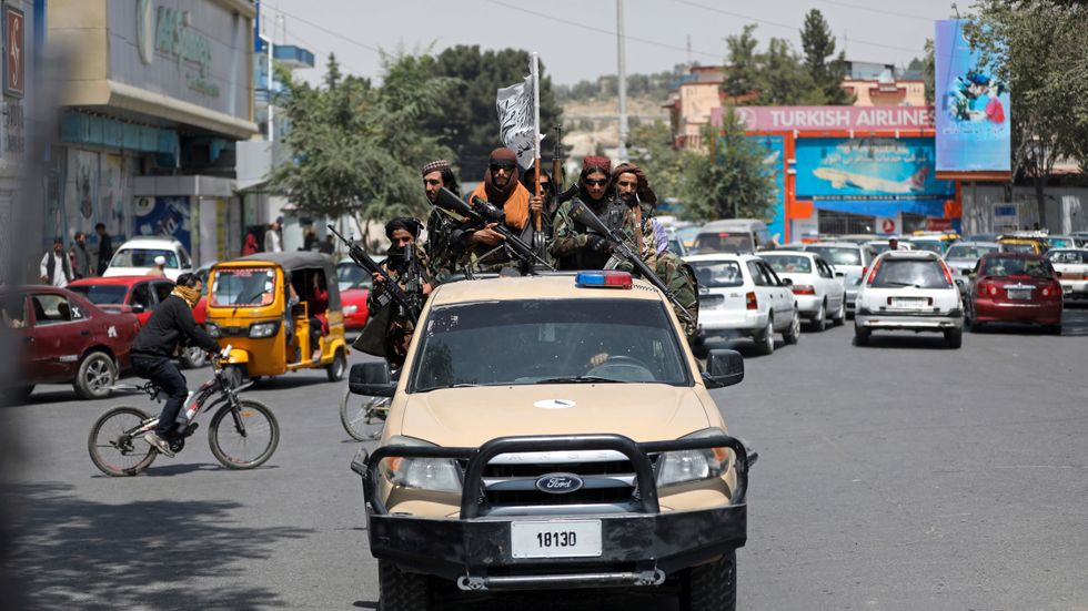 Talibaner patrullerar gatorna i Afghanistans huvudstad Kabul den 19 augusti, efter maktövertagandet. 