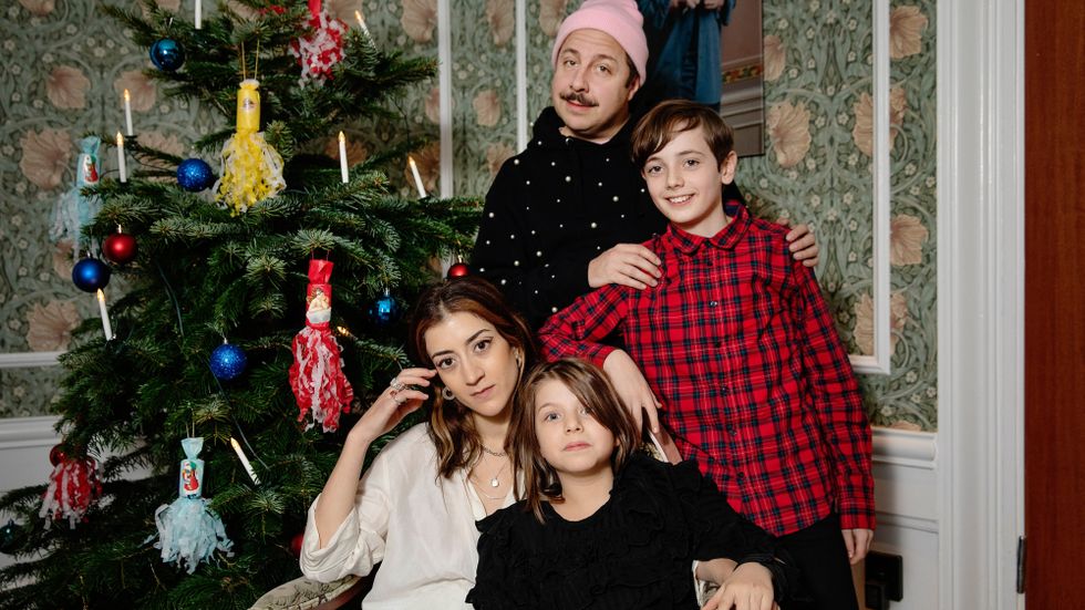 David Sundin, 45, spelar pappa Bove. Axel Adelöw, 12, spelar storebror Ture, Gizem Erdogan, 34, spelar mamma Fia och Paloma Grandin, 8 år, spelar lillasyster Kriminellen i årets julkalender.