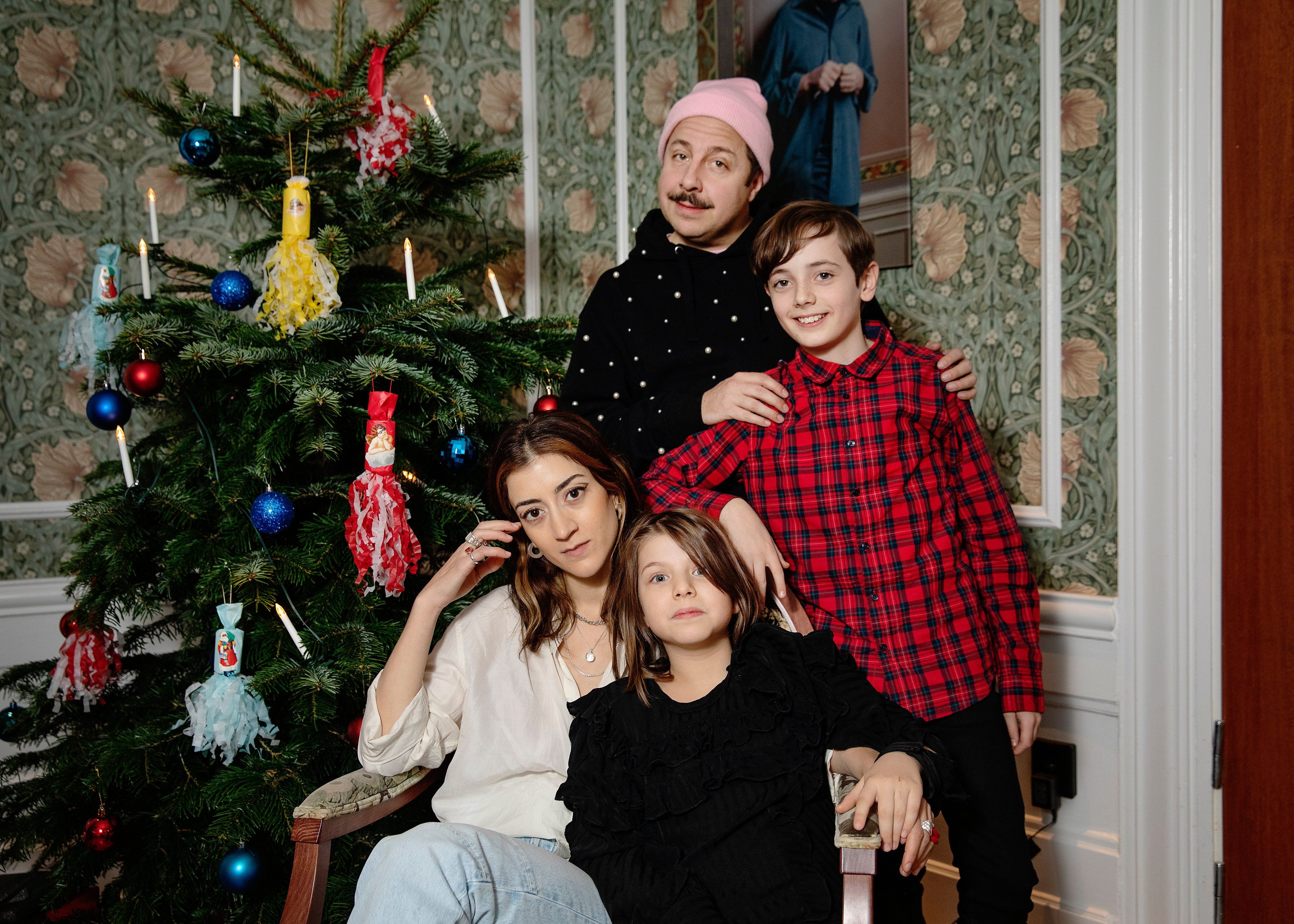 David Sundin, 45, spelar pappa Bove. Axel Adelöw, 12, spelar storebror Ture, Gizem Erdogan, 34, spelar mamma Fia och Paloma Grandin, 8 år, spelar lillasyster Kriminellen i årets julkalender.