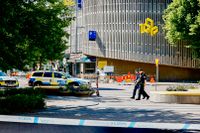 Två män skadades allvarligt när de attackerades med ett vasst föremål i Västerås i tisdags morse.