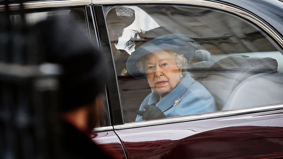 93-åriga drottning Elizabeth ska isolera sig i Windsor, men först ska hon träffa Boris Johnson. Barnbarnet Harry, som numera tituleras hertigen av Sussex, har isolerat sig i Kanada.