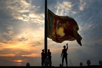 Lankesiska soldater sänker landets flagga i solnedgången i Colombo. Arkivbild.