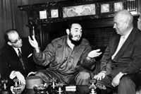 Kubakrisen 1962 är det kändaste exemplet på brink­man­ship och varade i 13 dagar. Kubas Fidel Castro (mitten) i möte med Sovjetunionens Nikita Chrusjtjov (till höger).