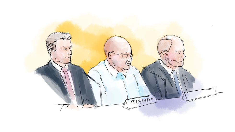 Falcon Funds Mark Bishop (mitten) med advokaterna Björn Rothpfeffer (tv) och Henrik Olsson Lilja när rättegången om Falcon Funds-härvan hölls i Stockholms tingsrätt.