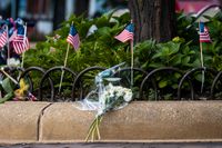 En blomsterbukett hedrar offren för masskjutningen i Chicago.