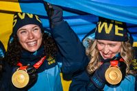 Systrarna Hanna Öberg och Elvira Öberg med sina guldmedaljer efter medaljceremonin.