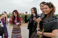 VIP-gäster får prova vin i samband med en ceremoni på en större vingård i utkanten av Yinchuan. 