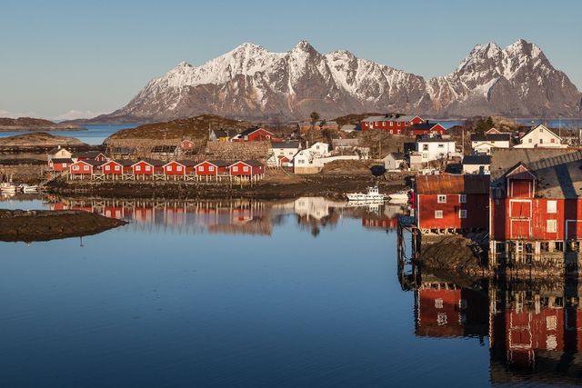 Bebyggelse på vackra Svinøya. 