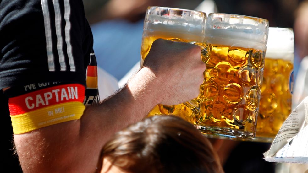 Tyska fotbollssupportrar gillar öl. Arkivbild.