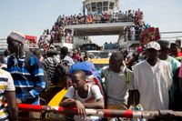 Gambiska flyktingar återvänder med båten från Sengal till huvudstaden Banjul efter att den forne presidenten lämnat landet.