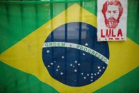 En bild på tidigare presidenten Luiz Inácio Lula da Silva på en brasiliansk flagga vid en protest i Buenos Aires. Arkivbild.
