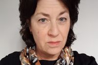 Författaren, poeten och dramatikern Ann Jäderlund (född 1955) debuterade 1985 med ”Vimpelstaden".