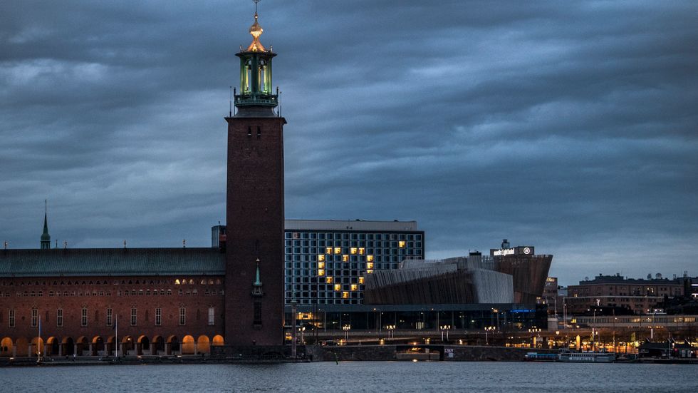 Hotellen i Stockholm är mer utsatta för pandemin än de i övriga landet. Här ett hotell i centrala Stockholm som har format ett hjärta genom att tända upp outhyrda rum. Arkivbild.