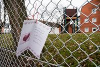 Ett kort sitter på måndagen fäst på staketet till den lekplats på Hasselgatan i Malmö där en kvinna i helgen blev utsatt för en gruppvåldtäkt.