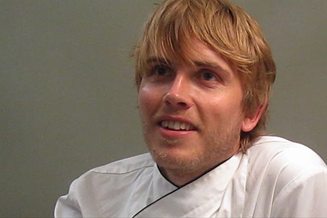 Geir Skeie är bara 29 år men har ändå hunnit skaffa sig många meriter. 2007 blev han Årets kock i Norge, 2008 vann han Bocuse d’Or Europe och 2009 vann han den mest prestigefyllda kocktävlingen av alla, Bocuse d’Or.