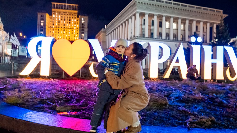 Julia Sergeeva med sonen Simon på Majdan i Kiev.