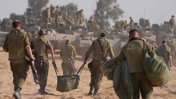 Israeliska soldater vid en samlingsplats i närheten av Gazaremsan. Premiärminister Benjamin Netanyahu håller fast vid att en markoffensiv i Rafah ska genomföras.