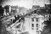 Denna dagerrotyp över Boulevard du Temple i Paris tros vara första gången som en människa fastnat på ett foto­grafi (nere till vänster; klicka på bilden och sedan på pilen för en närmare beskärning).