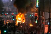 En buss och en butikslokal sattes i brand under upploppet i Tottenham, norra London, på lördagkvällen.