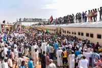 Medlemmar ur proteströrelsen från staden Atbara anländer med tåg till Baharistationen i Khartum för att fira lördagens ceremoni, som för med sig hopp om demokratiskt styre i Sudan.