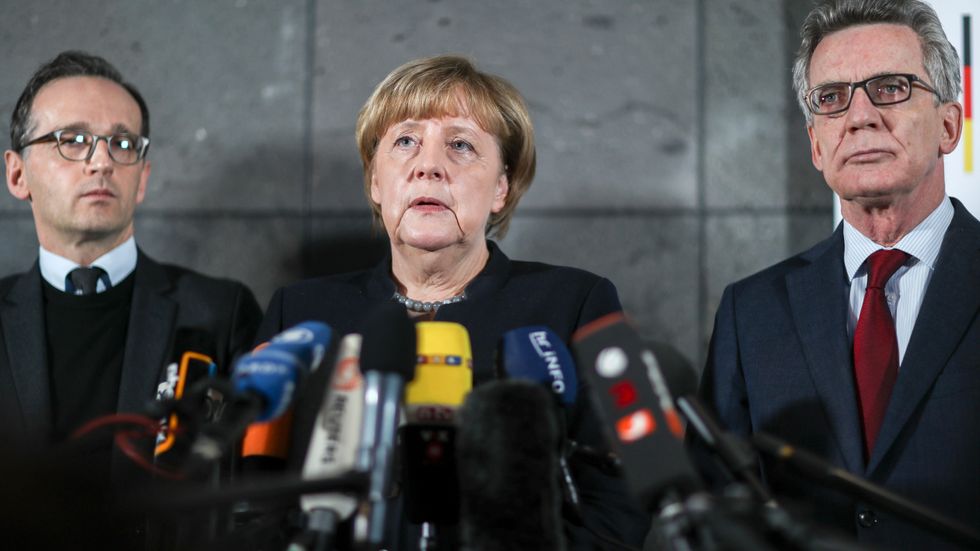 Angela Merkel flankerad av Thomas de Maizière och Heiko Maas.