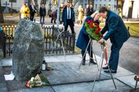 Statsminister Magdalena Andersson (S) och partisekreterare Tobias Baudin lägger en krans på Olof Palmes grav.