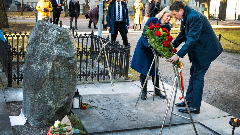 Statsminister Magdalena Andersson (S) och partisekreterare Tobias Baudin lägger en krans på Olof Palmes grav.