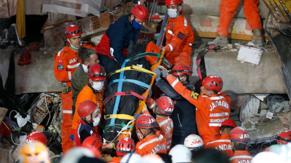 Räddningsarbetare letar igenom rasmassorna i Izmir.