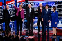 På debattscenen i Las Vegas står Mike Bloomberg, Elizabeth Warren, Bernie Sanders, Joe Biden, Pete Buttigieg, Amy Klobuchar.