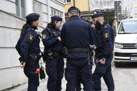 En morddömd fånge fritogs av minst två maskerade gärningspersoner när fången skulle besöka en tandläkaren i centrala Södertälje. 