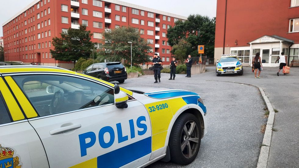 Poliser på plats i Flemingsberg där man fick in larm om skottlossning på lördagskvällen.