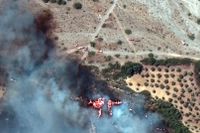 En brand rasar på Rhodos, Grekland, den 24 juli. Enligt forskare har den förhöjda globala medeltemperaturen ökat risken för storskaliga skogsbränder. 