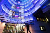 Krisen på BBC har lett till att generaldirektören och en rad andra höga chefer avgått.