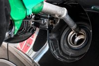 En serie sänkningar har i veckan tryckt ned priset på 95-oktanig bensin på bemannade stationer under 19 kronor per liter – till den lägsta nivån sedan början av februari. Arkivbild