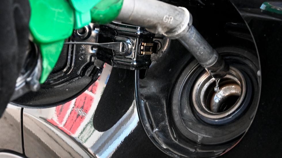 En serie sänkningar har i veckan tryckt ned priset på 95-oktanig bensin på bemannade stationer under 19 kronor per liter – till den lägsta nivån sedan början av februari. Arkivbild
